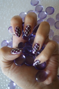 Nail art vernis kiko violet avec des points blanc par MissCahuete